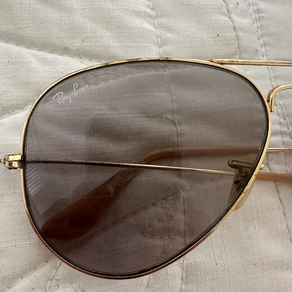 Ray-Ban Classic Gold Aviators - Picture 2 of 6
